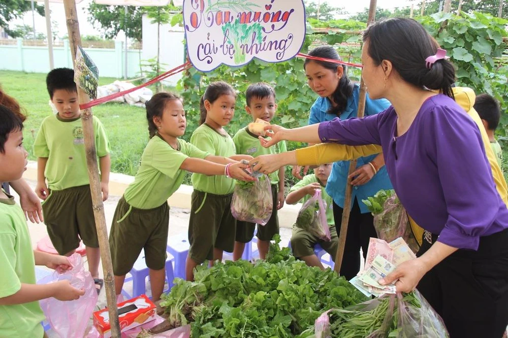 Một "gian hàng" bán cải bẹ nhúng.
